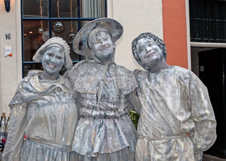 Foto de Deventer, Países Bajos, 16 de diciembre de 2023: Estatuas vivas durante el festival Dickens en Deventer, Países Bajos - Imagen libre de derechos
