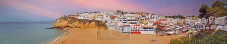 Téléchargez les photos : Panorama aérien depuis le village de Carvoeiro dans l'Algarve Portugal au coucher du soleil - en image libre de droit