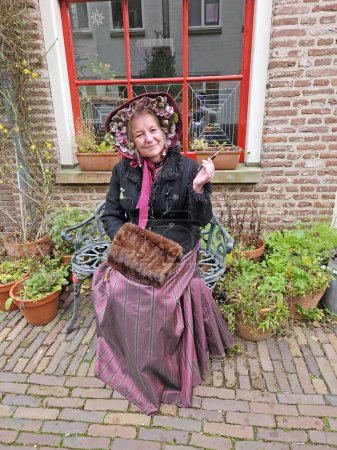 Foto de Deventer, Países Bajos, 16 de diciembre de 2023: Hermosa mujer en las calles de Deventer en estilo victoriano coágulo durante el Dickens Festival. - Imagen libre de derechos