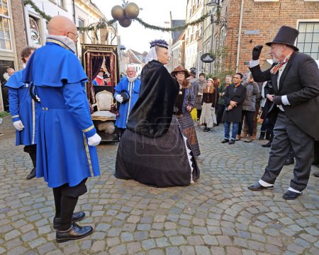 Téléchargez les photos : Deventer, Pays-Bas, 16 décembre 2023 : La reine Victoria rencontre Charles Dickens lors du festival Dickens à Deventer aux Pays-Bas - en image libre de droit