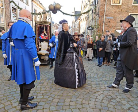Foto de Deventer, Países Bajos, 16 de diciembre de 2023: La reina Victoria se reúne con Charles Dickens durante el festival Dickens en Deventer, Países Bajos - Imagen libre de derechos