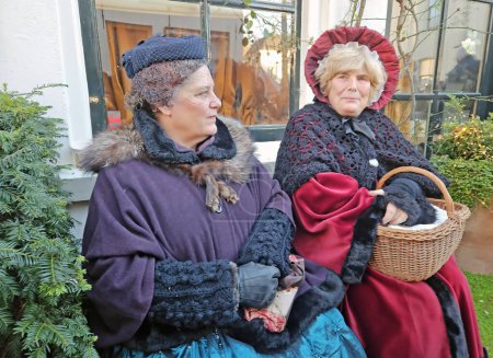 Foto de Deventer, Países Bajos, 16 de diciembre de 2023: Hermosas mujeres en las calles de Deventer en coagulación de estilo victoriano durante el Festival Dickens. - Imagen libre de derechos
