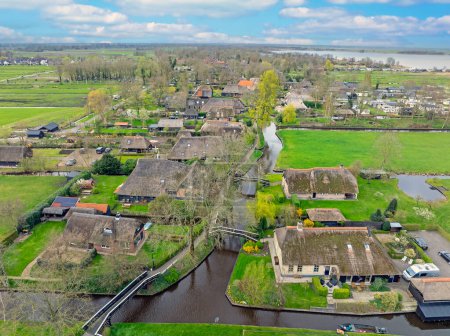 Foto de Aérea de la pequeña aldea histórica Giethoorn en los Países Bajos - Imagen libre de derechos