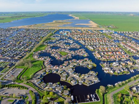 Foto de Aérea de casas y barcos en la ciudad Lemmer en Frisia los Países Bajos - Imagen libre de derechos