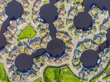 Téléchargez les photos : Aérien des maisons et des bateaux de la ville Lemmer en Frise Pays-Bas - en image libre de droit