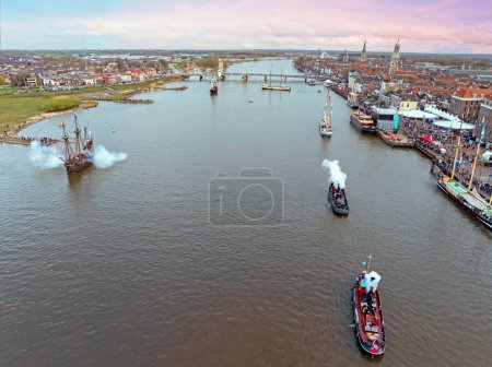 Foto de Aérea del evento navegar Kampen en el río IJssel en Kampen marzo 2024 al atardecer - Imagen libre de derechos
