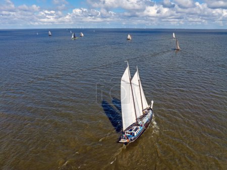 Luftaufnahmen vom Segelwettbewerb in Stavoren in den Niederlanden mit traditionellen historischen Segelbooten