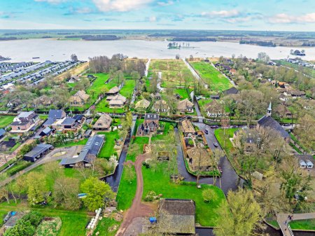 Téléchargez les photos : Aérien du village historique de Giethoorn aux Pays-Bas - en image libre de droit