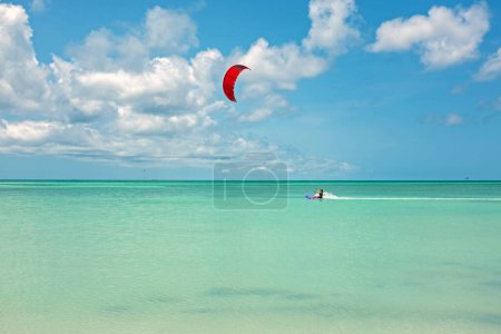 Téléchargez les photos : Kite surf à Palm Beach sur l'île d'Aruba dans la mer des Caraïbes - en image libre de droit