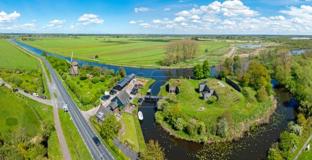 Foto de Panorama aéreo desde Fort Kijkuit y un molino de viento medieval en el río Vecht en el campo desde los Países Bajos - Imagen libre de derechos