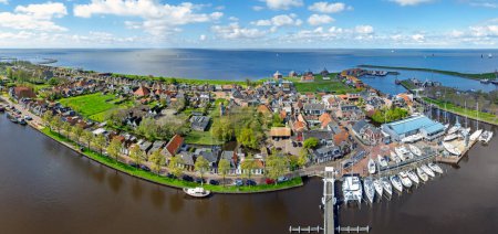 Luftaufnahme von der traditionellen Stadt Stavoren in Friesland in den Niederlanden