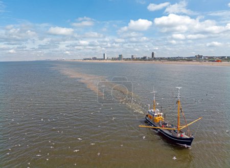Aérea de un arrastrero pesquero en la costa del Mar del Norte, cerca de Zandvoort, Países Bajos