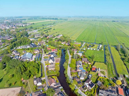 Luftaufnahme einer typisch holländischen Landschaft mit einem winzigen Fluss, dem Gießen und einem Zeltplatz in den Niederlanden