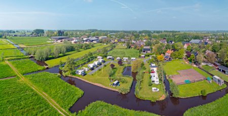 Luftaufnahme von einem Campingplatz in den Niederlanden im Frühling
