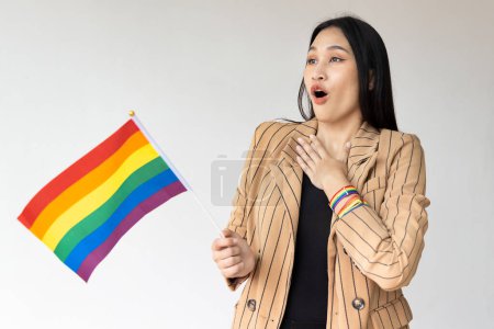 Téléchargez les photos : Excité non binaire LGBT montrant une expression surprise pour le mois de la fierté de la sensibilisation LGBT - en image libre de droit