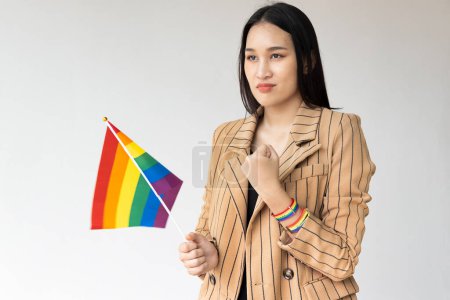Téléchargez les photos : Personne LGBT non binaire forte montrant une expression confiante et habilitante pour le mois de la fierté de la sensibilisation LGBT - en image libre de droit