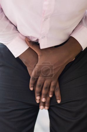 Téléchargez les photos : Travailleur de bureau africain homme souffrant de cancer de la prostate, éjaculation prématurée, fertilité, problème de vessie, soins de santé, concept image de cancer ou maladie apparentée concept - en image libre de droit