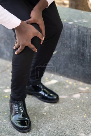 Téléchargez les photos : Blessé homme noir africain a souffert de douleurs articulaires au genou, l'arthrose - en image libre de droit