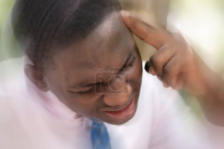 Téléchargez les photos : Étourdissements Homme africain employé de bureau souffrant de maux de tête, vertiges, étourdissements, stress - en image libre de droit