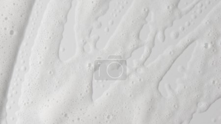 Téléchargez les photos : Fond abstrait texture de mousse savonneuse blanche. Shampooing mousse avec bulles - en image libre de droit