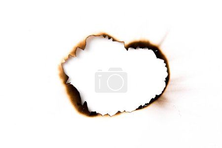 Téléchargez les photos : Trous brûlés dans un morceau de papier isolé sur fond blanc - en image libre de droit