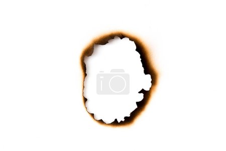 Téléchargez les photos : Trous brûlés dans un morceau de papier isolé sur fond blanc - en image libre de droit