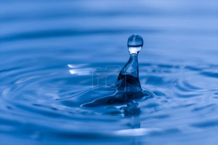 Téléchargez les photos : Goutte d'eau bleue, Eau bleue liquide goutte d'eau fond ondulé - en image libre de droit