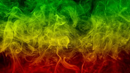 Téléchargez les photos : Abstraites courbes de fumée de fond et vagues reggae couleurs vert, jaune, rouge coloré dans le drapeau de la musique reggae - en image libre de droit
