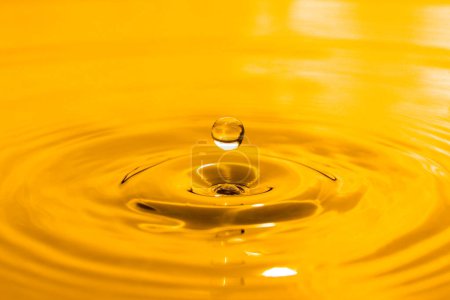 Téléchargez les photos : Huile de goutte jaune, huile d'or liquide goutte fond d'onde - en image libre de droit