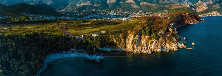 Foto de Aerial top evening view drone above Adriatic sea Montenegro. puesta de sol panorámica montaña marina soleada. fondo de pantalla naturaleza de verano. roca de agua oscura y tranquila. montañas costa playa. Increíble vista al aire libre de la ciudad - Imagen libre de derechos