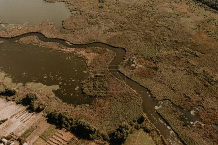Structure de la rivière dans le lit de la rivière Pivdennyi Buh à partir de là. Drone photo aérienne du haut vers le bas. Paysage lit de rivière et relief terrestre. Vue d'en haut. Photographie aérienne. ligne d'écoulement de la rivière courbe Ukraine