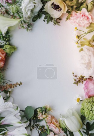 Foto de Marco de flores frescas sobre un fondo blanco - Imagen libre de derechos