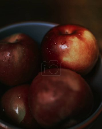Téléchargez les photos : Pommes fraîches mûres dans un bol - en image libre de droit