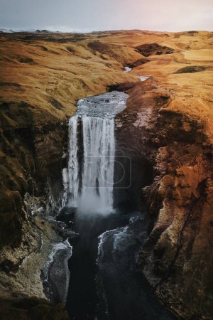 Téléchargez les photos : Skoacutegafoss waterfall on Skoga River in the South of Iceland - en image libre de droit