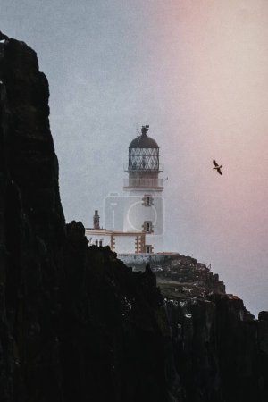 Téléchargez les photos : Vue du phare de Neist Point sur l'île de Skye en Écosse - en image libre de droit