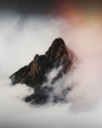 Téléchargez les photos : Pic des Alpes juliennes couvert de brouillard épais - en image libre de droit