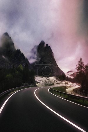 Foto de Misty road pass en los Dolomitas - Imagen libre de derechos