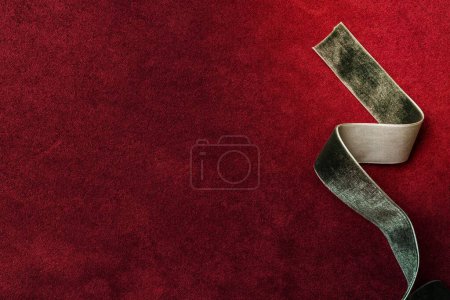 Téléchargez les photos : Ruban vert velours sur fond rouge - en image libre de droit