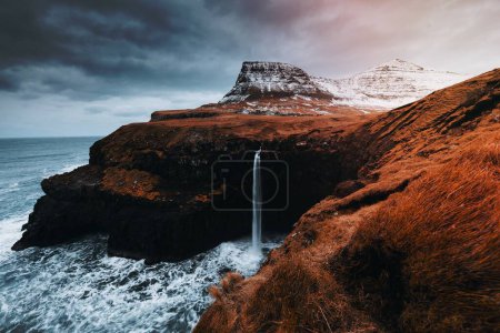 Téléchargez les photos : Vue de la cascade naturelle des hautes terres - en image libre de droit