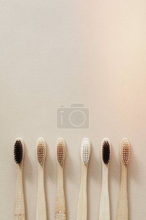 Bambusowe szczoteczki do zębów na beżowym tle