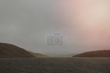 Téléchargez les photos : Eau paisible du lac par un temps sombre - en image libre de droit