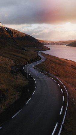 Straßenhintergrund, malerische Autobahn am See auf den Färöern