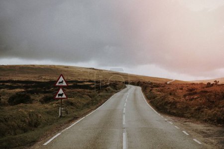 Téléchargez les photos : Route panoramique de campagne vide au Pays de Galles, Royaume-Uni - en image libre de droit