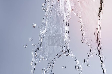 Téléchargez les photos : Splashing fresh water background, liquid texture in gray - en image libre de droit