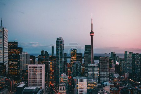 Foto de Toronto cityscape in twilight with CN Tower. - Imagen libre de derechos