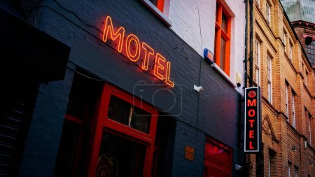 Foto de Motel neon sign on blue building in downtown - Imagen libre de derechos