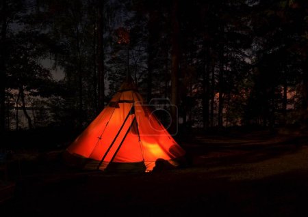 Téléchargez les photos : Camping in the mid of the woods. - en image libre de droit