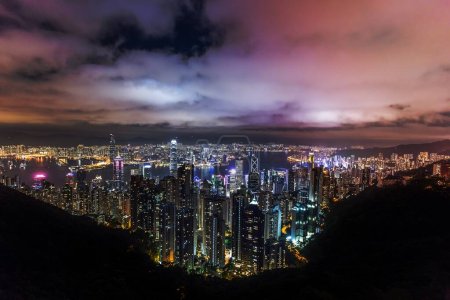Foto de Vista nocturna del paisaje urbano en Hong Kong, China. - Imagen libre de derechos