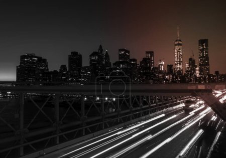 Téléchargez les photos : Vue longue exposition en noir et blanc la nuit sur le pont de Brooklyn. - en image libre de droit