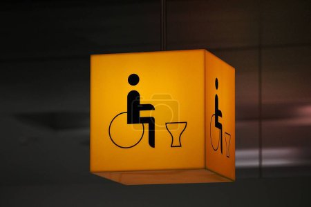 Téléchargez les photos : Toilettes accessibles en fauteuil roulant, soins de santé - en image libre de droit